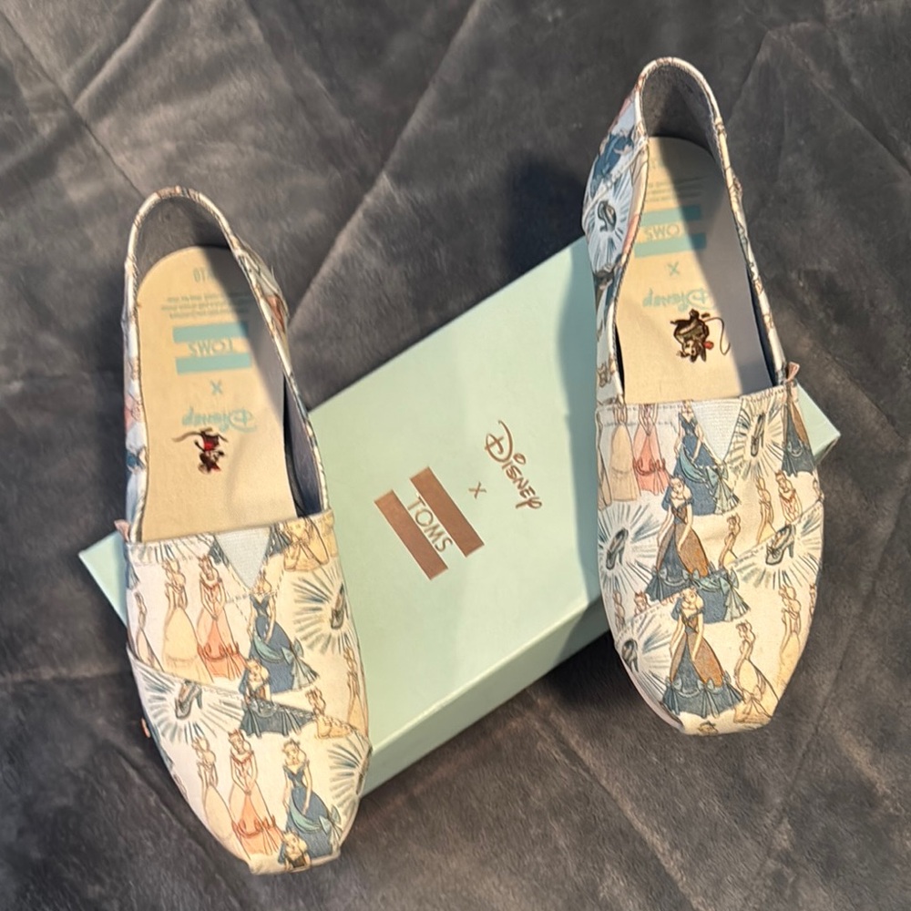 Disney X TOMS cinderella Women's Printed Slip-On Shoes - Multicolor